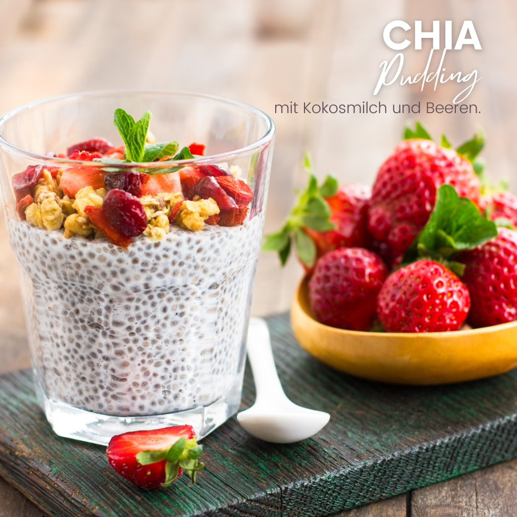Rezept: Chia Pudding mit Kokosmilch und Beeren.